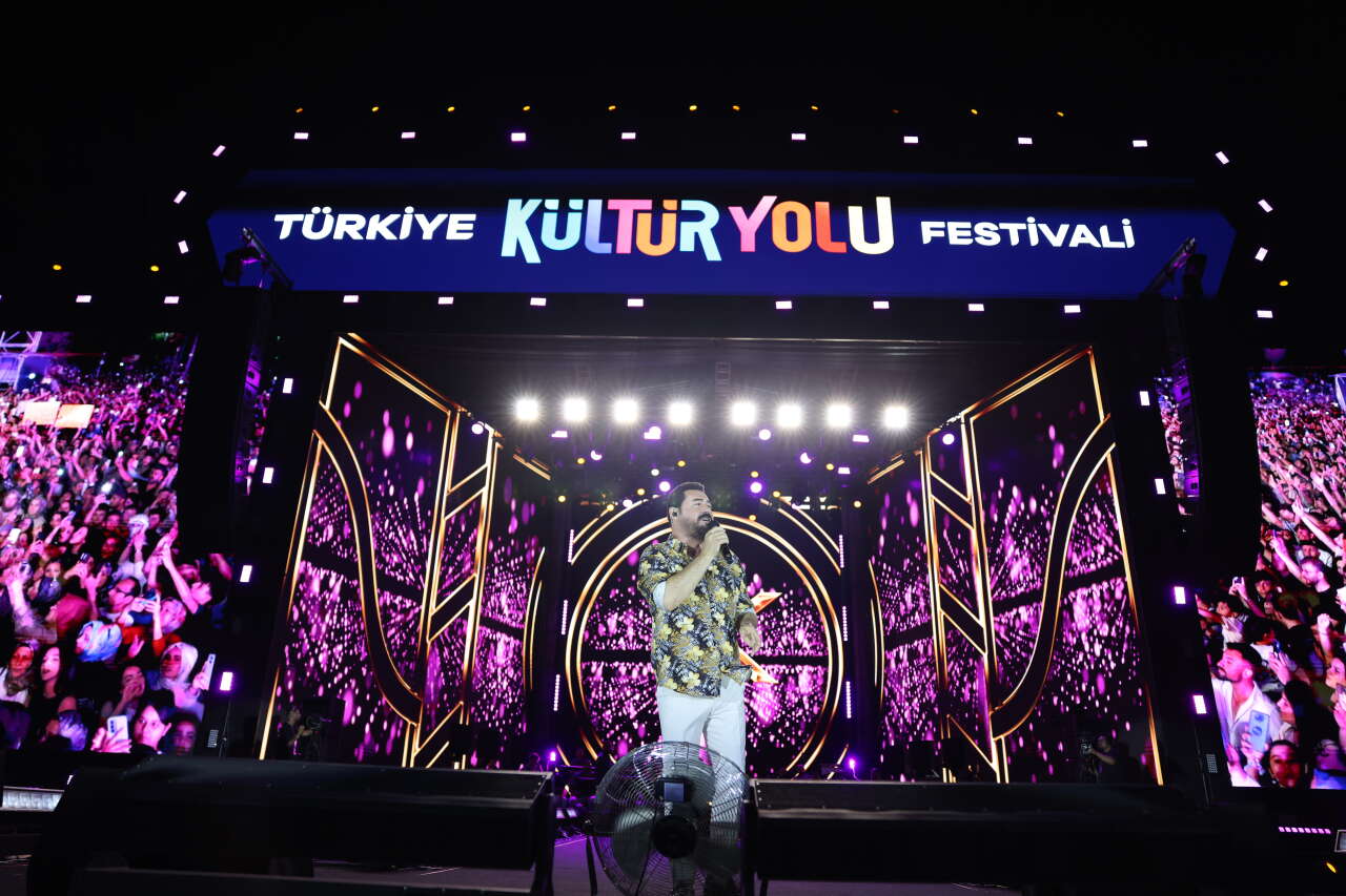 Konya’da binlerce kişi meydana koştu! Serkan Kaya konseri geceye damga vurdu 7